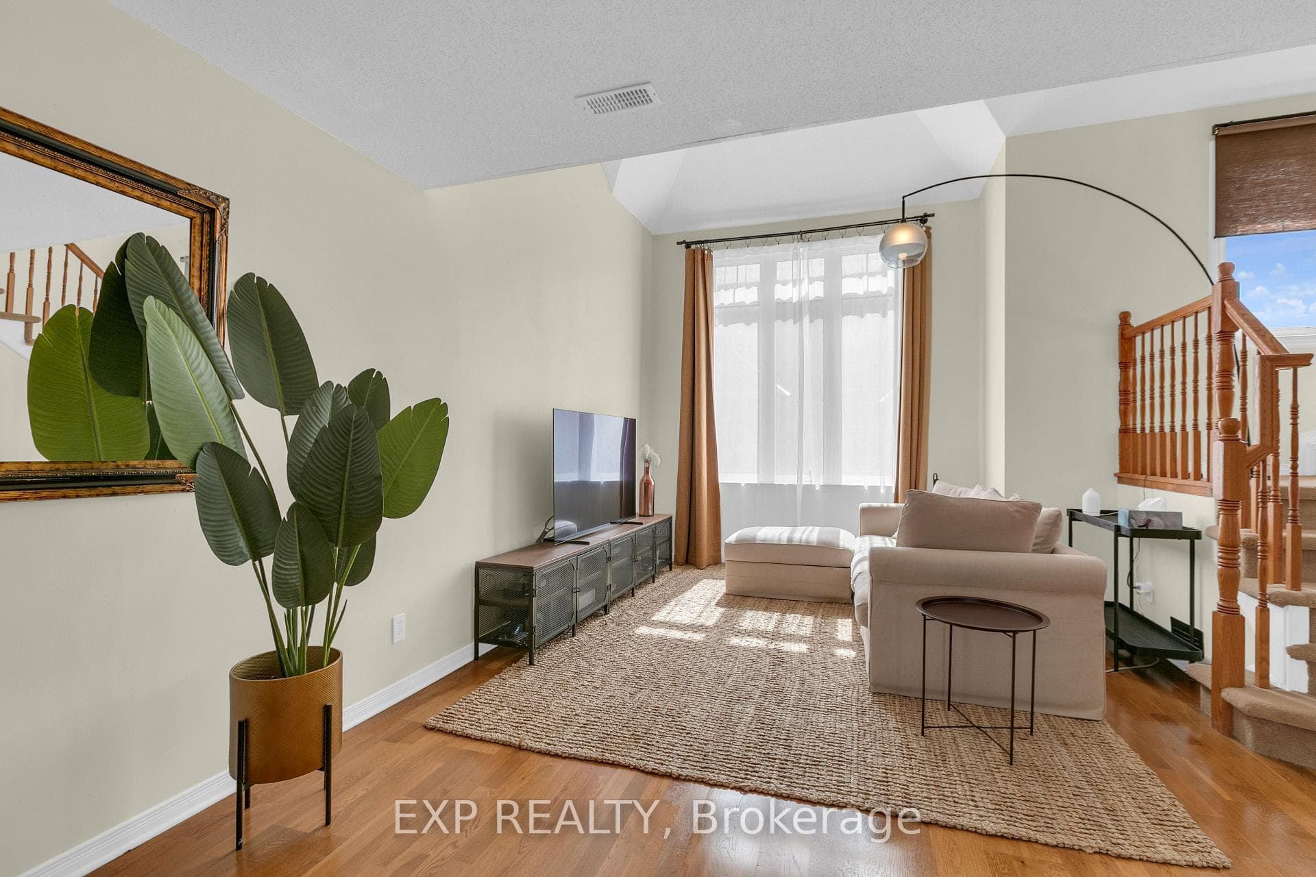555 REARDON Private photo 9