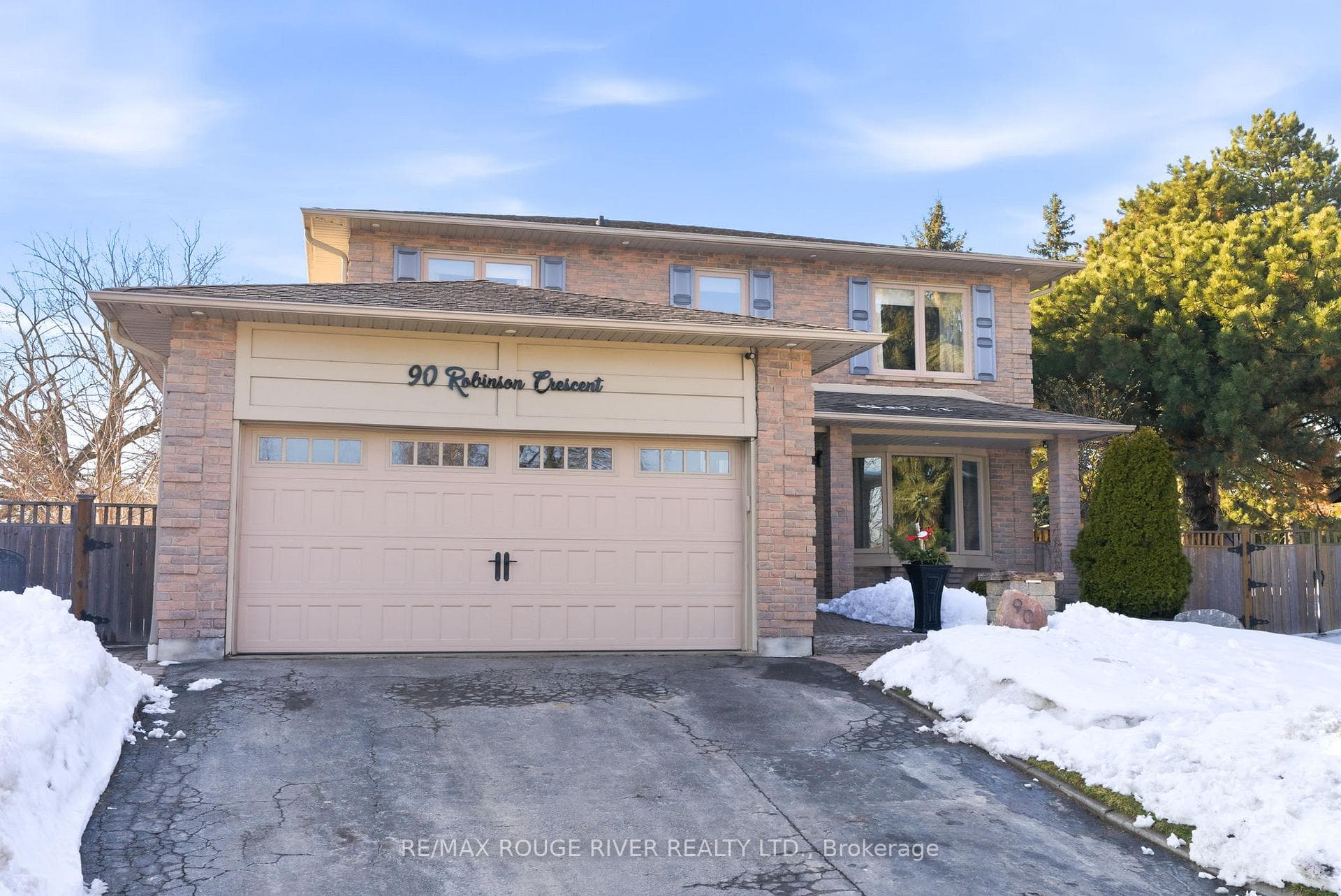 90 Robinson Crescent photo 1