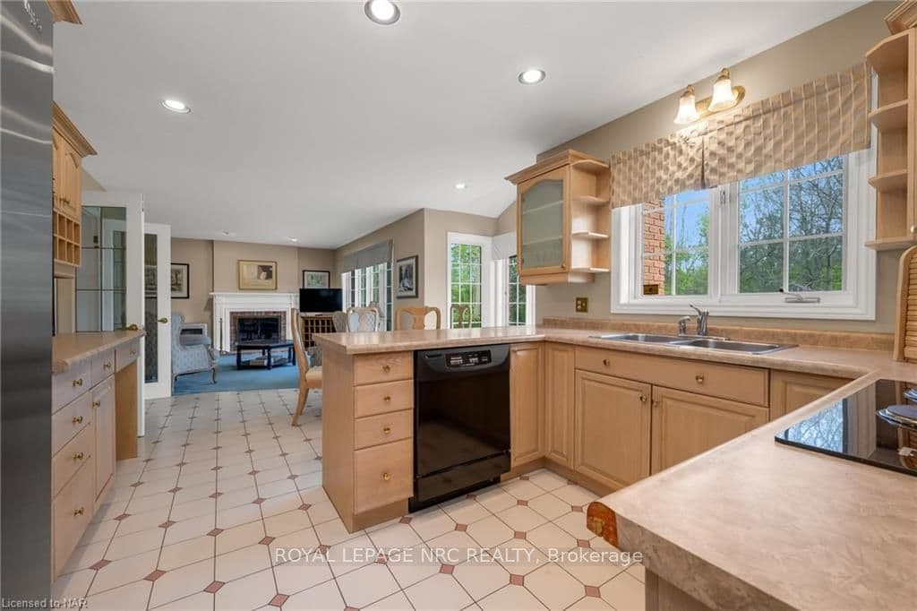 7 LESLIE Place photo 23