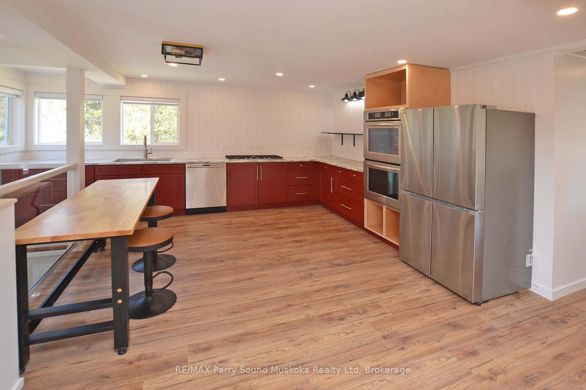 Kitchen w New quality SS appliances; Dbl oven