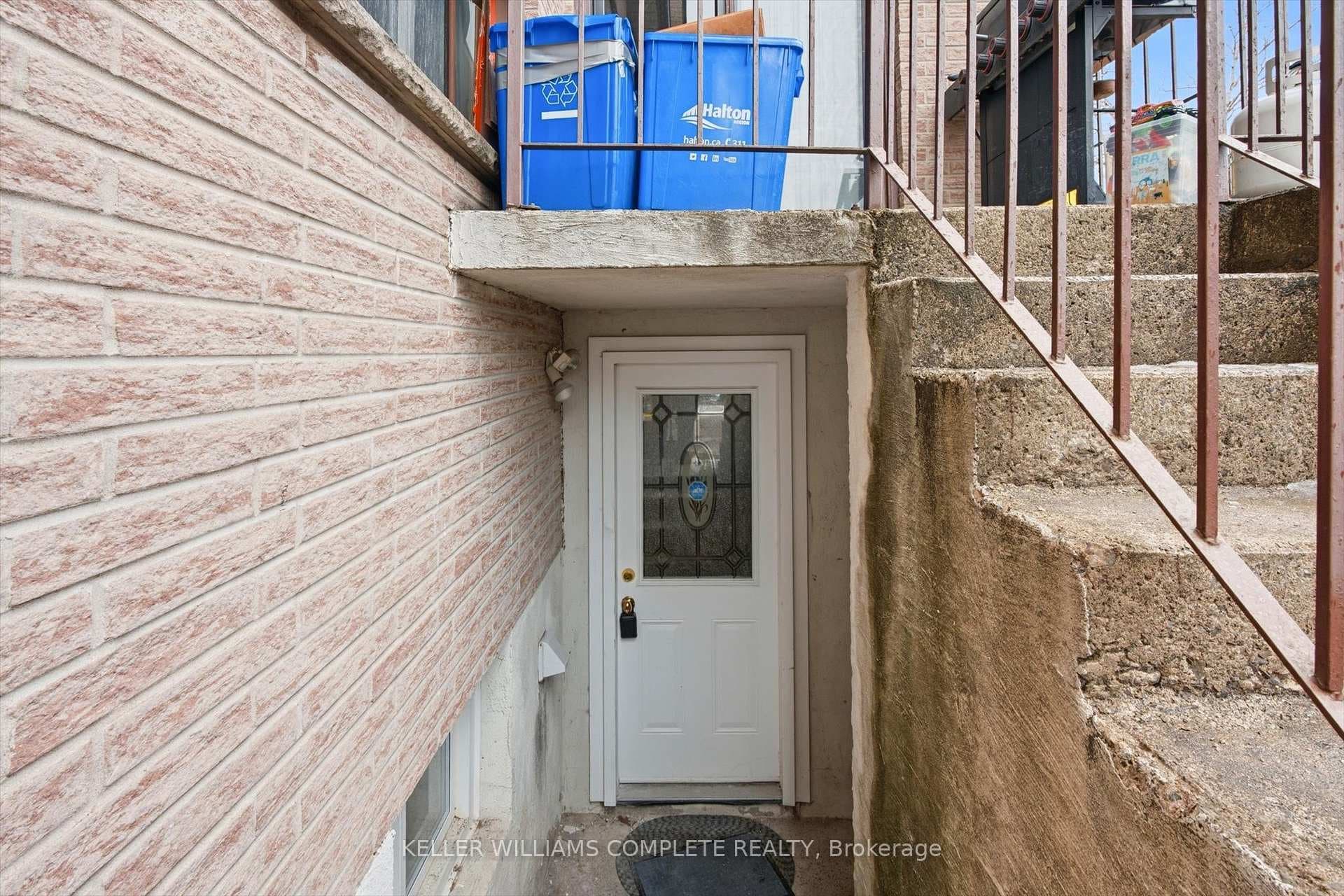 114 Slinger Avenue Unit LOWER photo 2