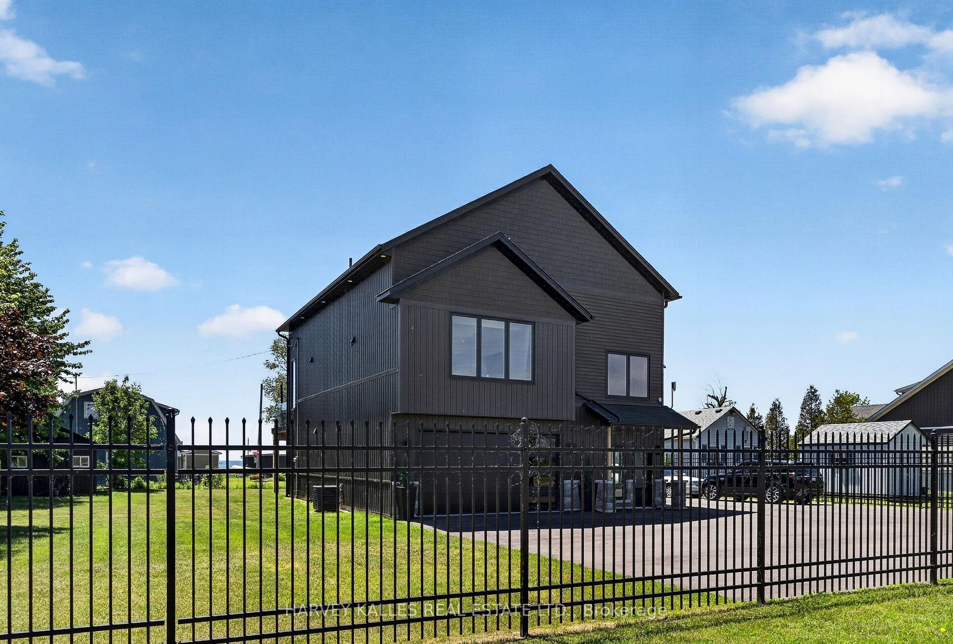 3184 Lakeshore Road photo 1