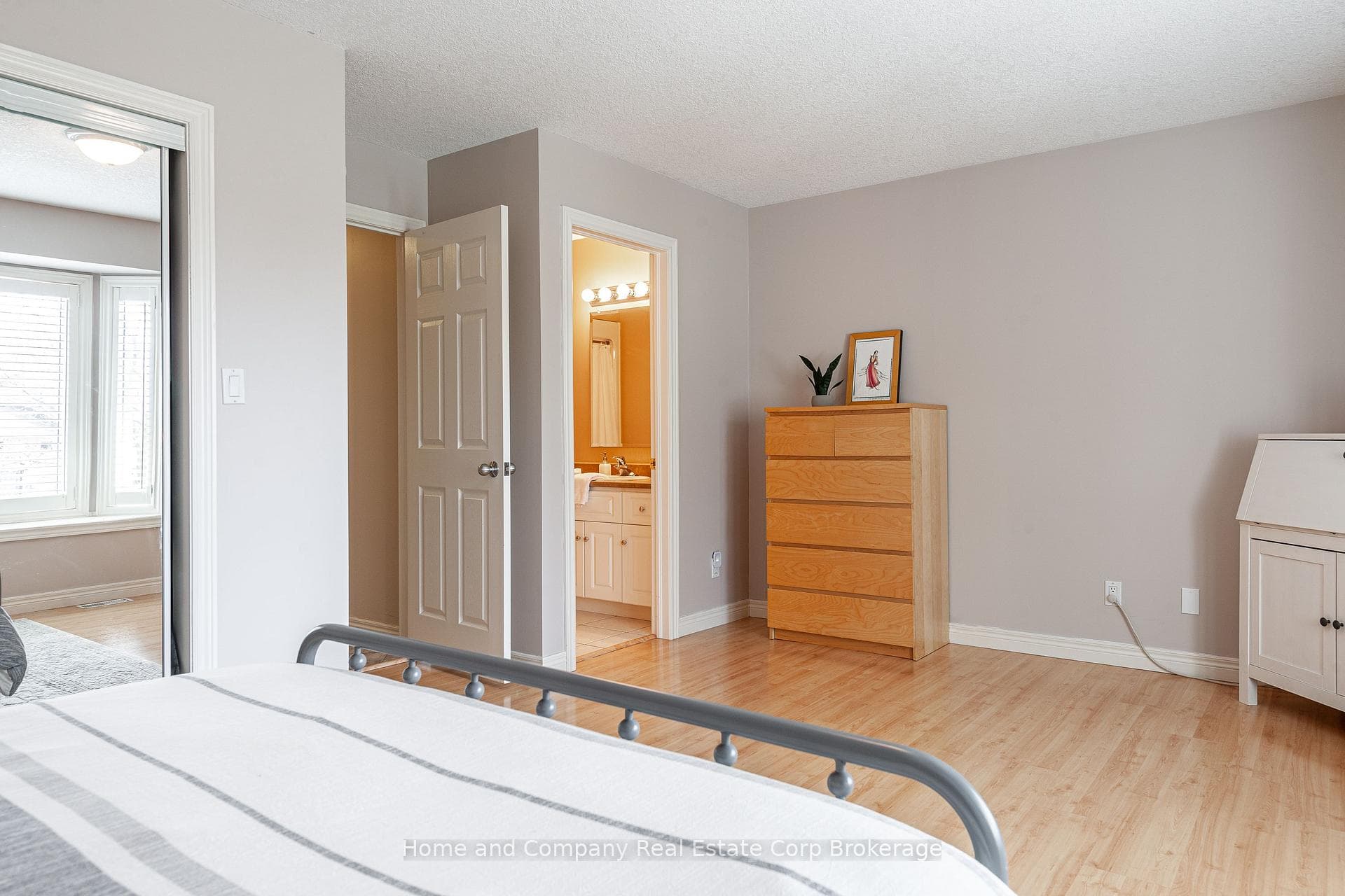 82 Gregory Crescent photo 21