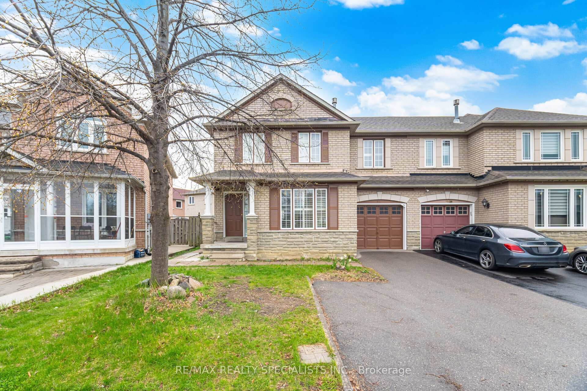 64 Dolphin Song Crescent photo 1