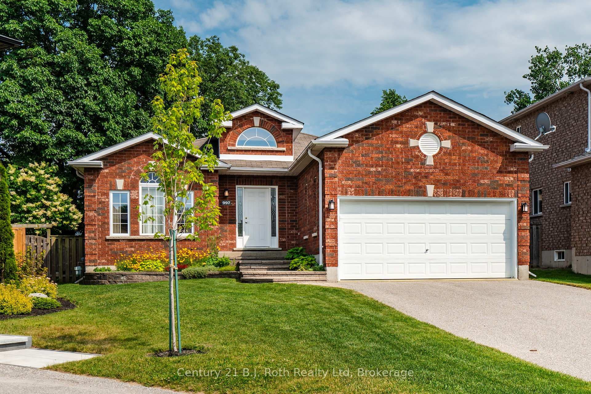 997 Whitney Crescent photo 3