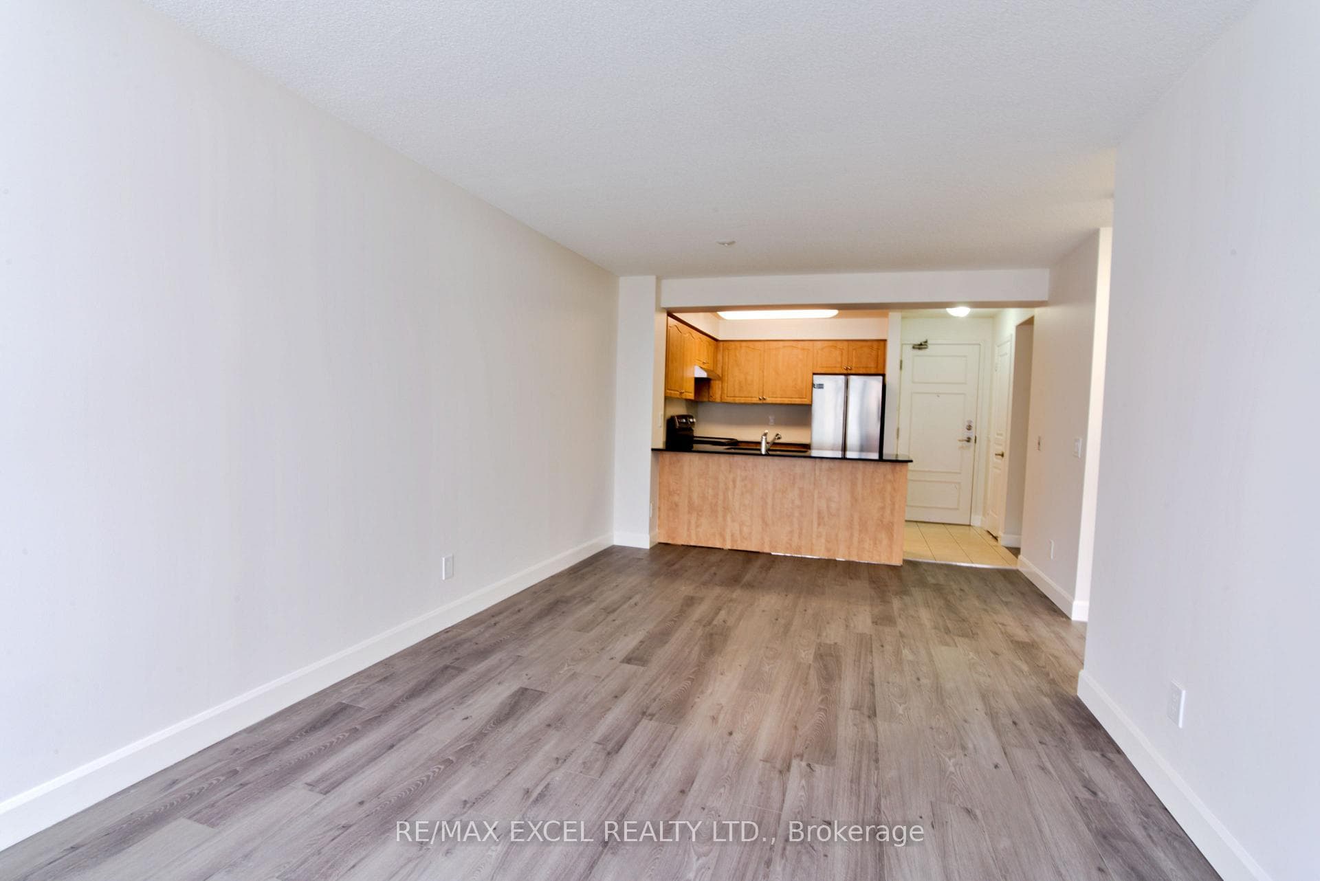 350 Red Maple Road Unit 907 photo 3