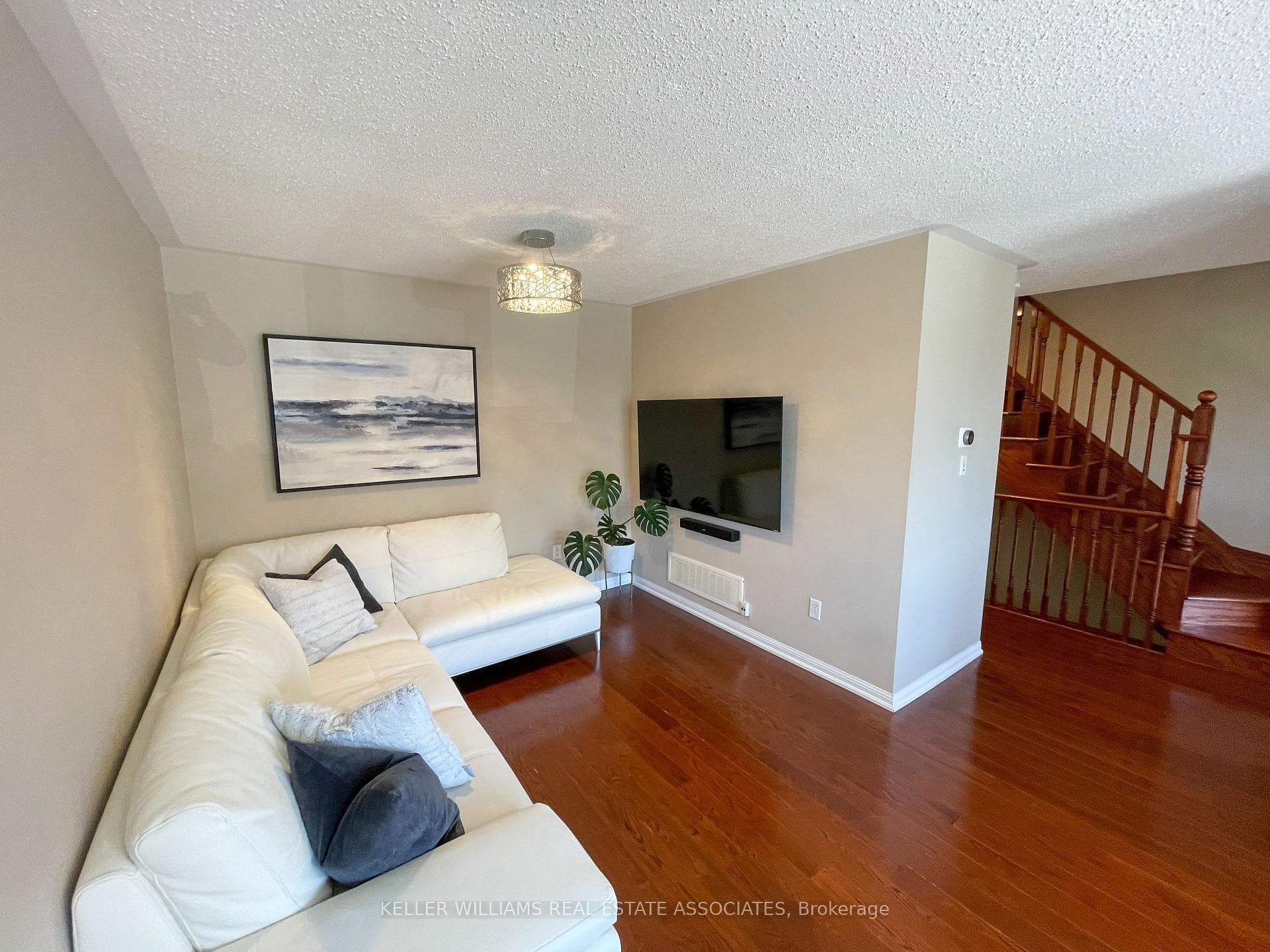 877 Willingdon Crescent photo 5