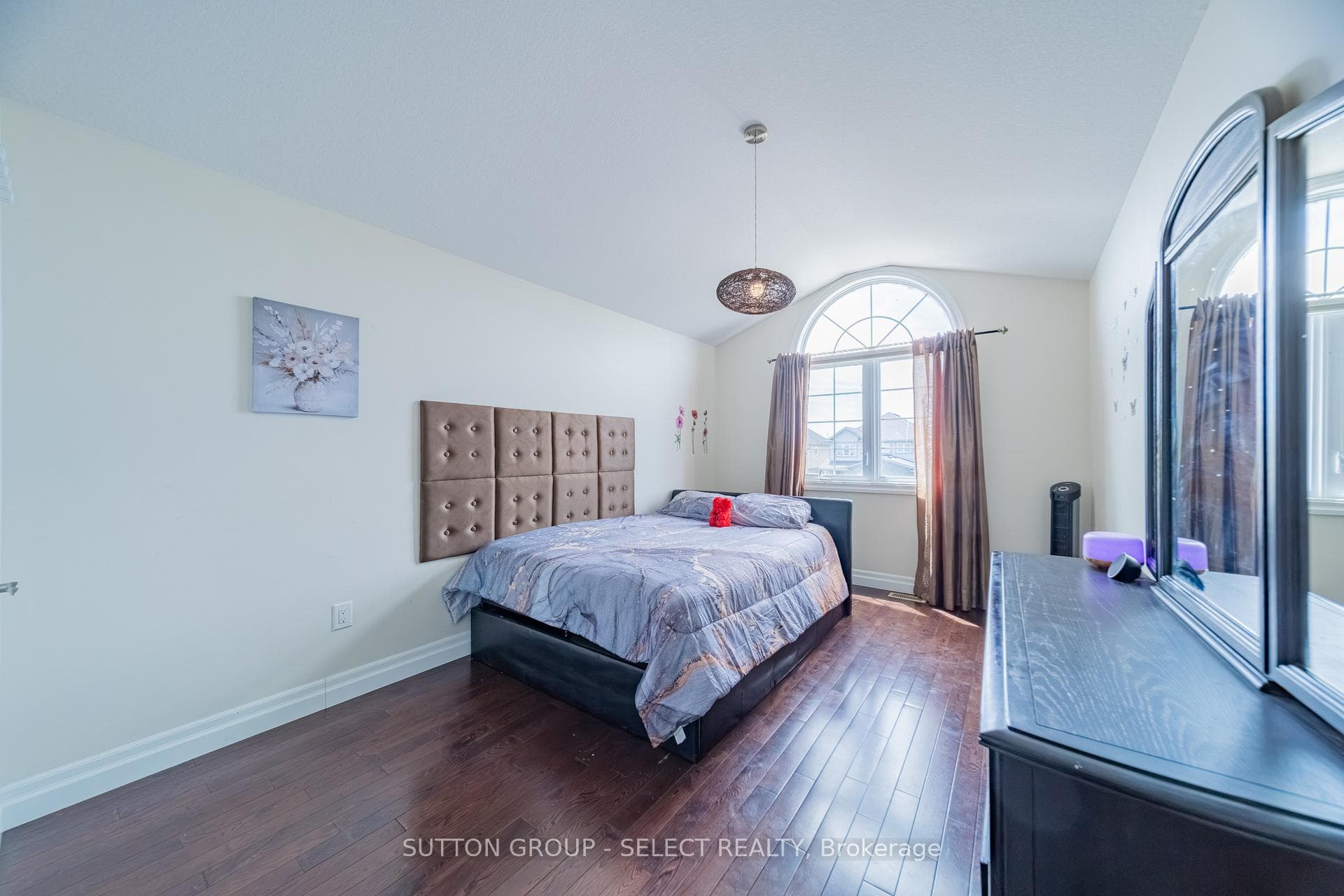 Large Upper Bedroom w/ Walk-in Closet