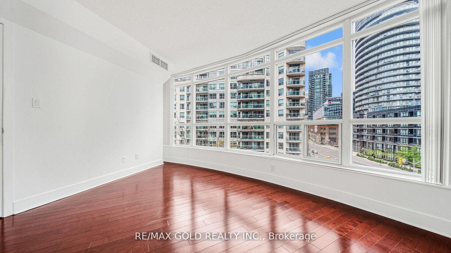 550 Queens Quay Unit 509 photo 18