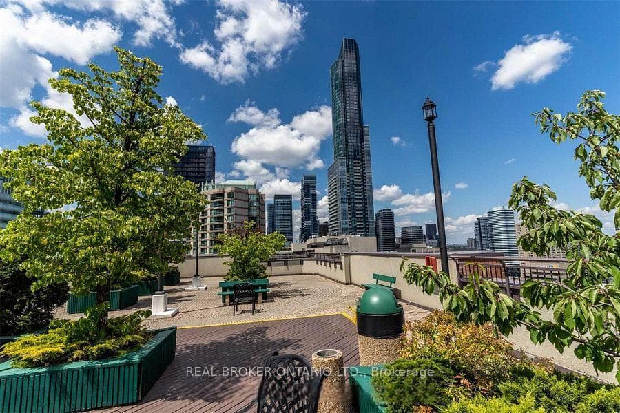 633 Bay Street Unit 2021 photo 19