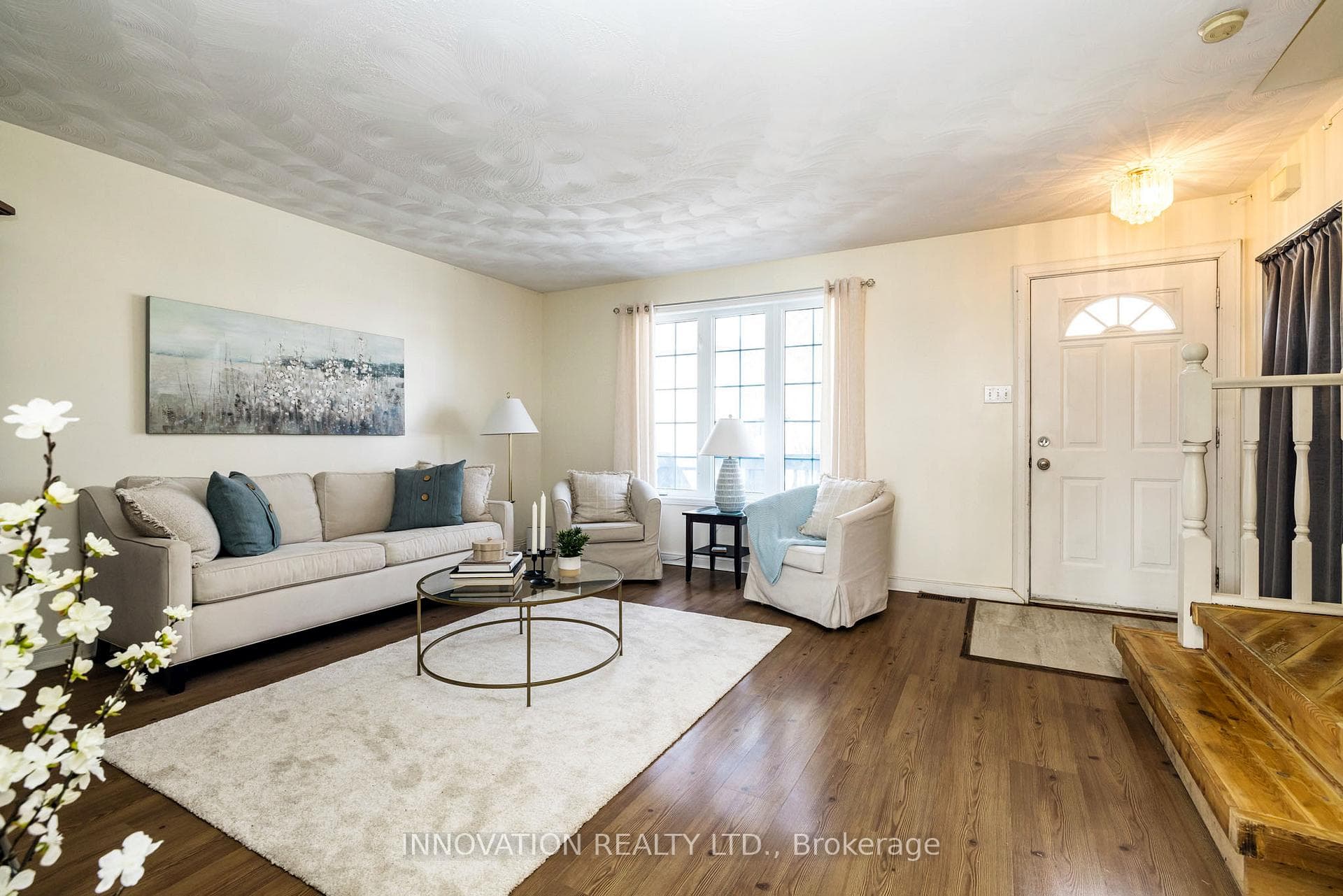Spacious and bright Living room