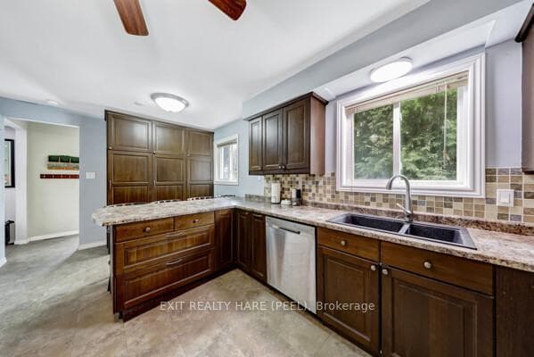 16 Lynwood Court photo 4