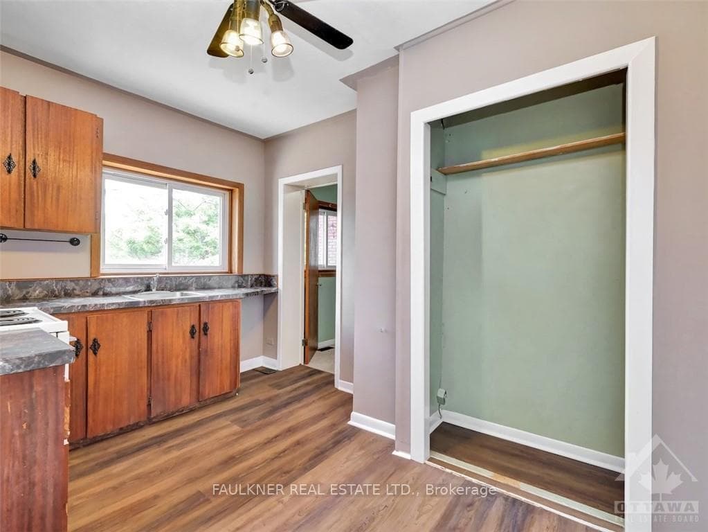 552 BAY Street photo 14