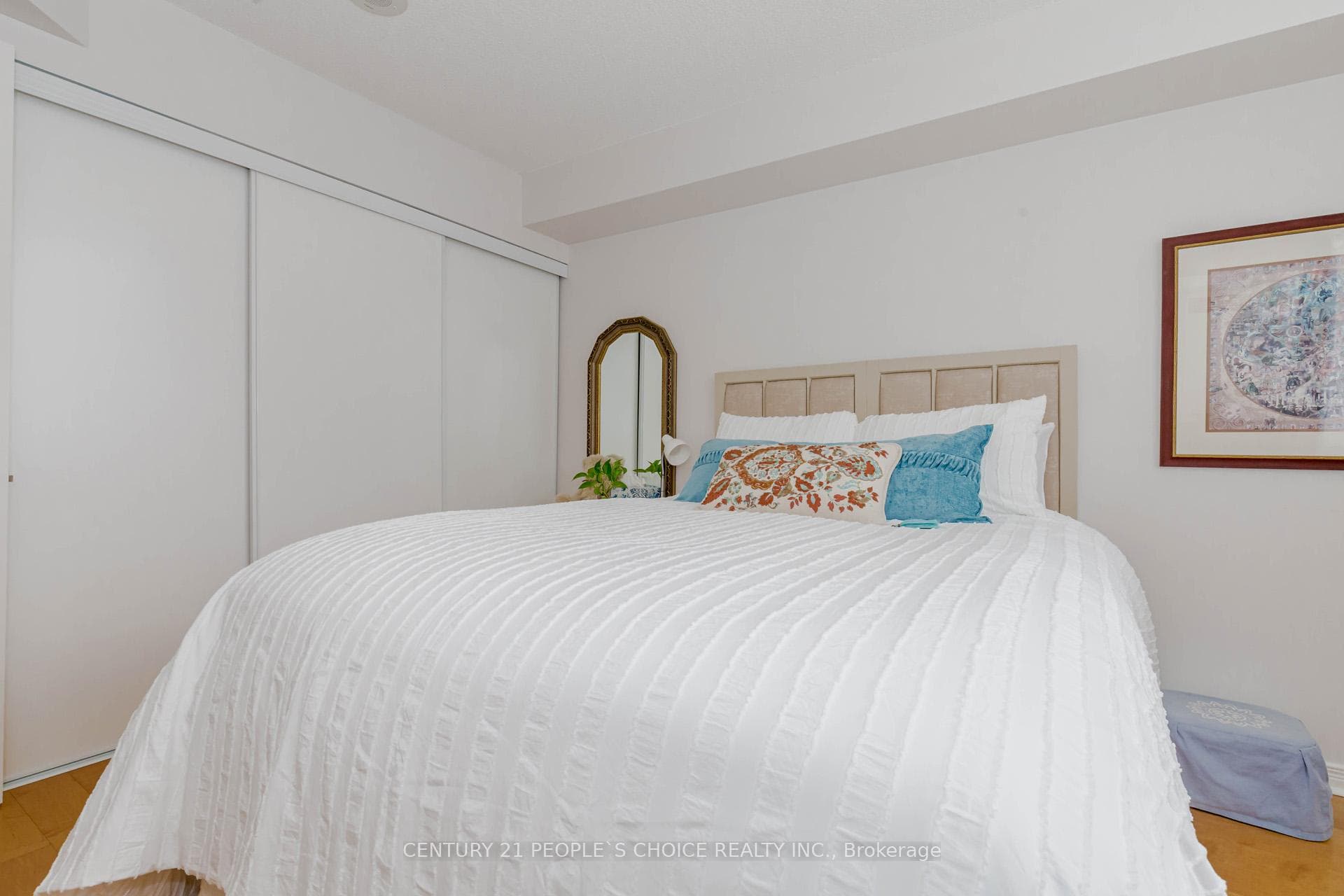 350 Red Maple Road Unit 607 photo 26