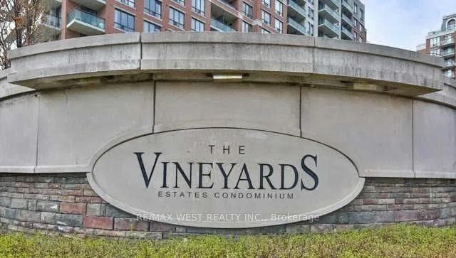 350 Red Maple Road Unit 814 photo 3