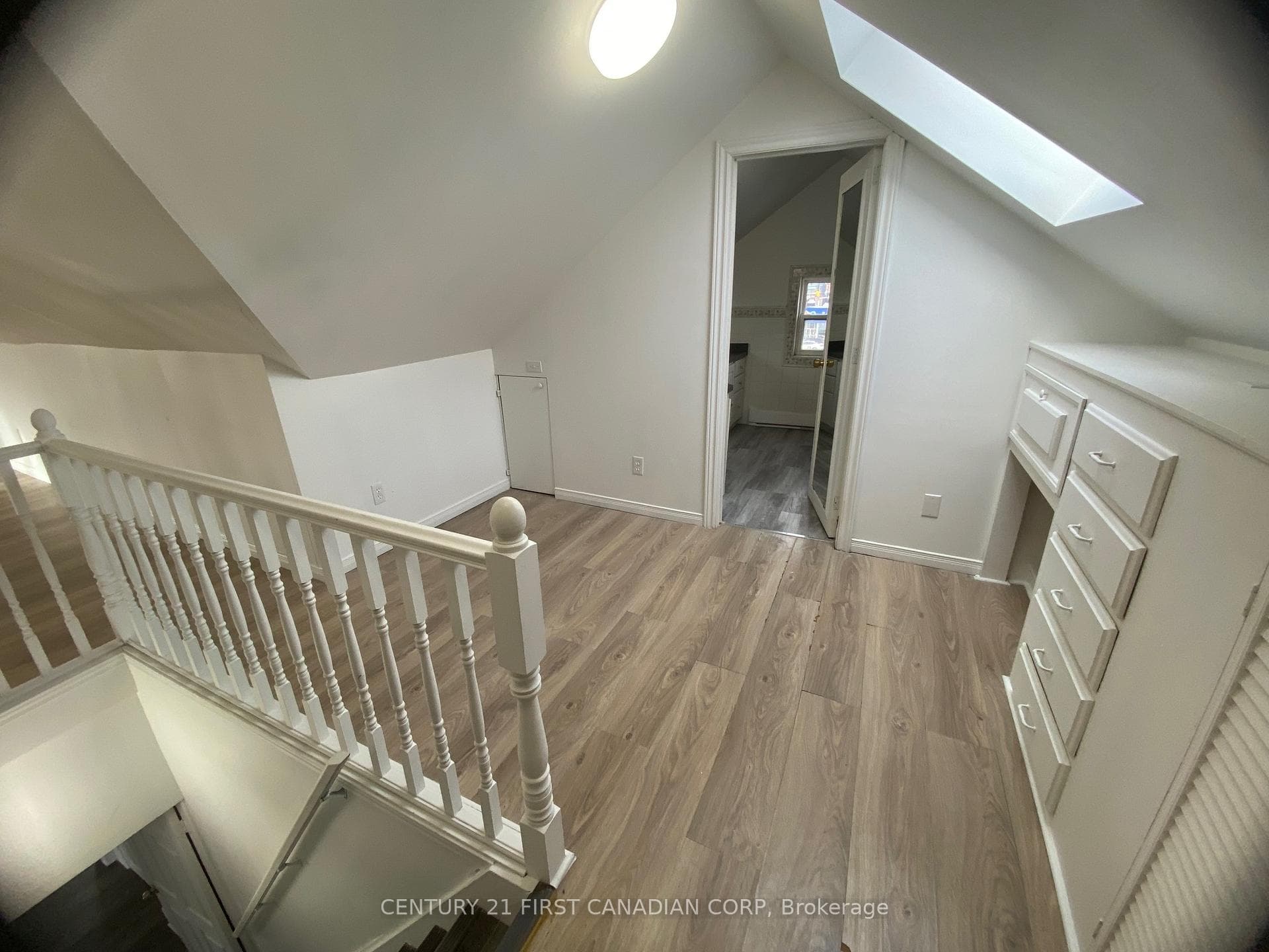 190 WELLINGTON Street Unit UPPER photo 6
