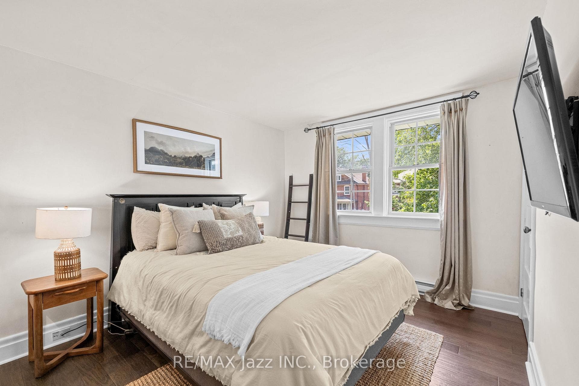 477 Masson Street photo 32