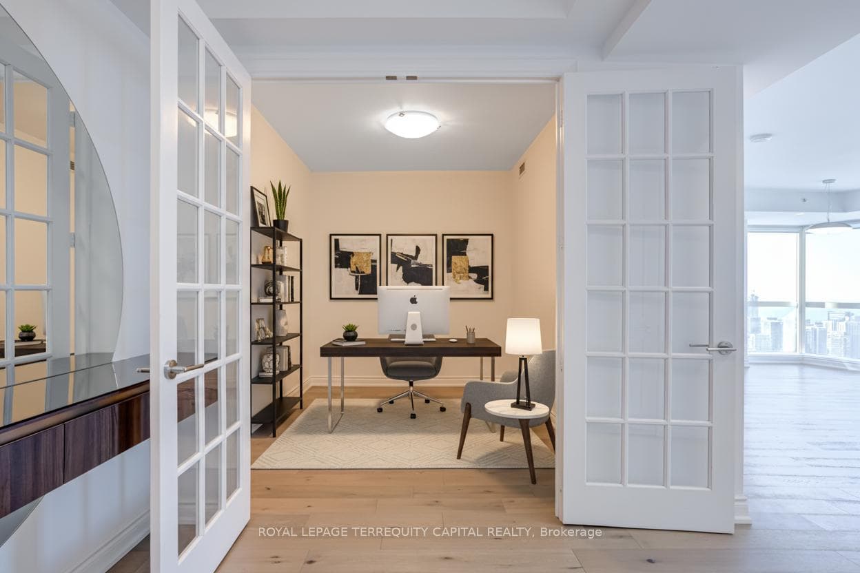 388 Yonge Street Unit 6810 photo 7