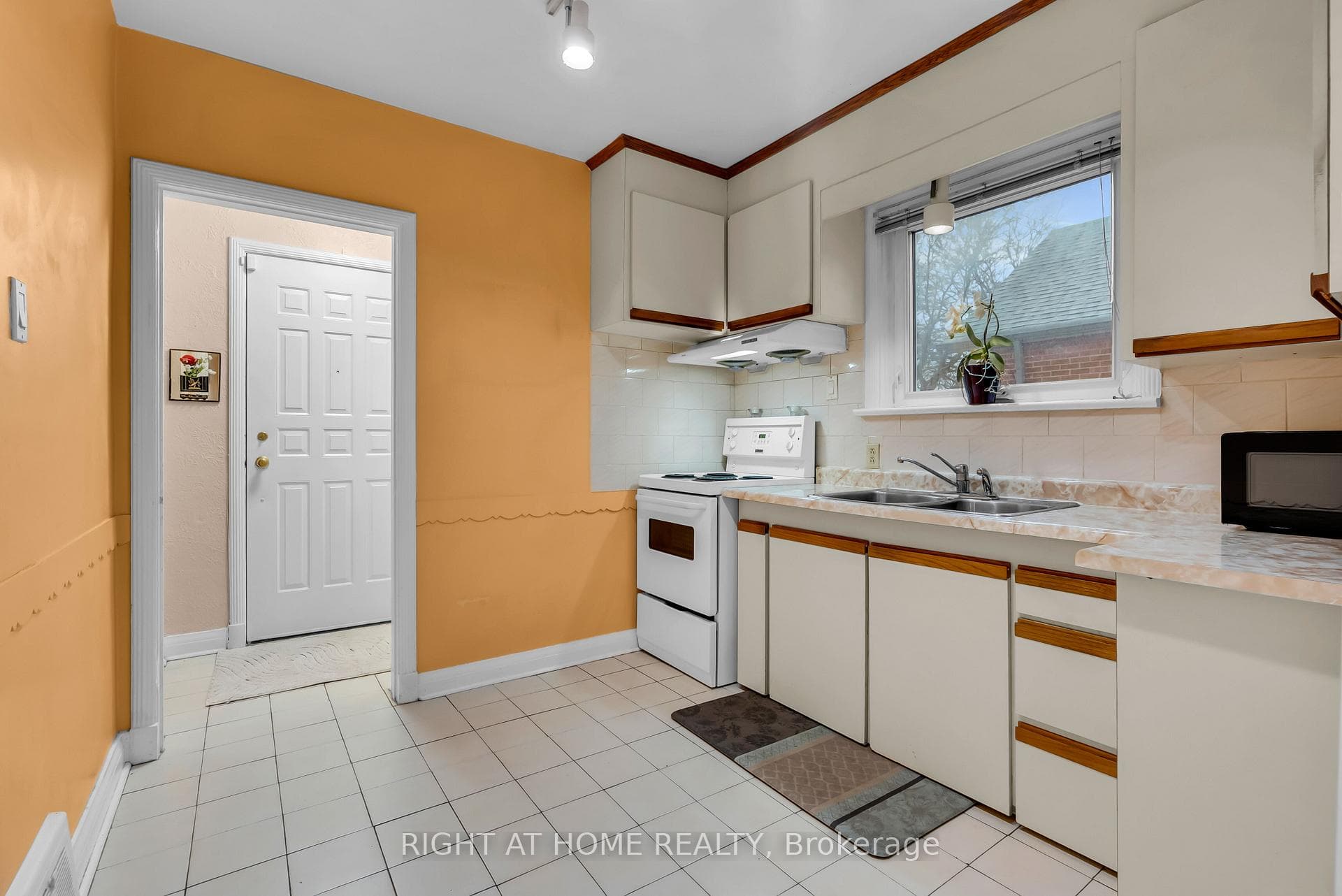702 Pharmacy Avenue photo 19