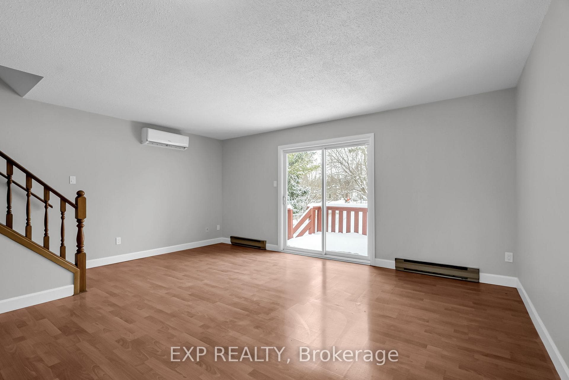 214 Meadowvale Crescent photo 2