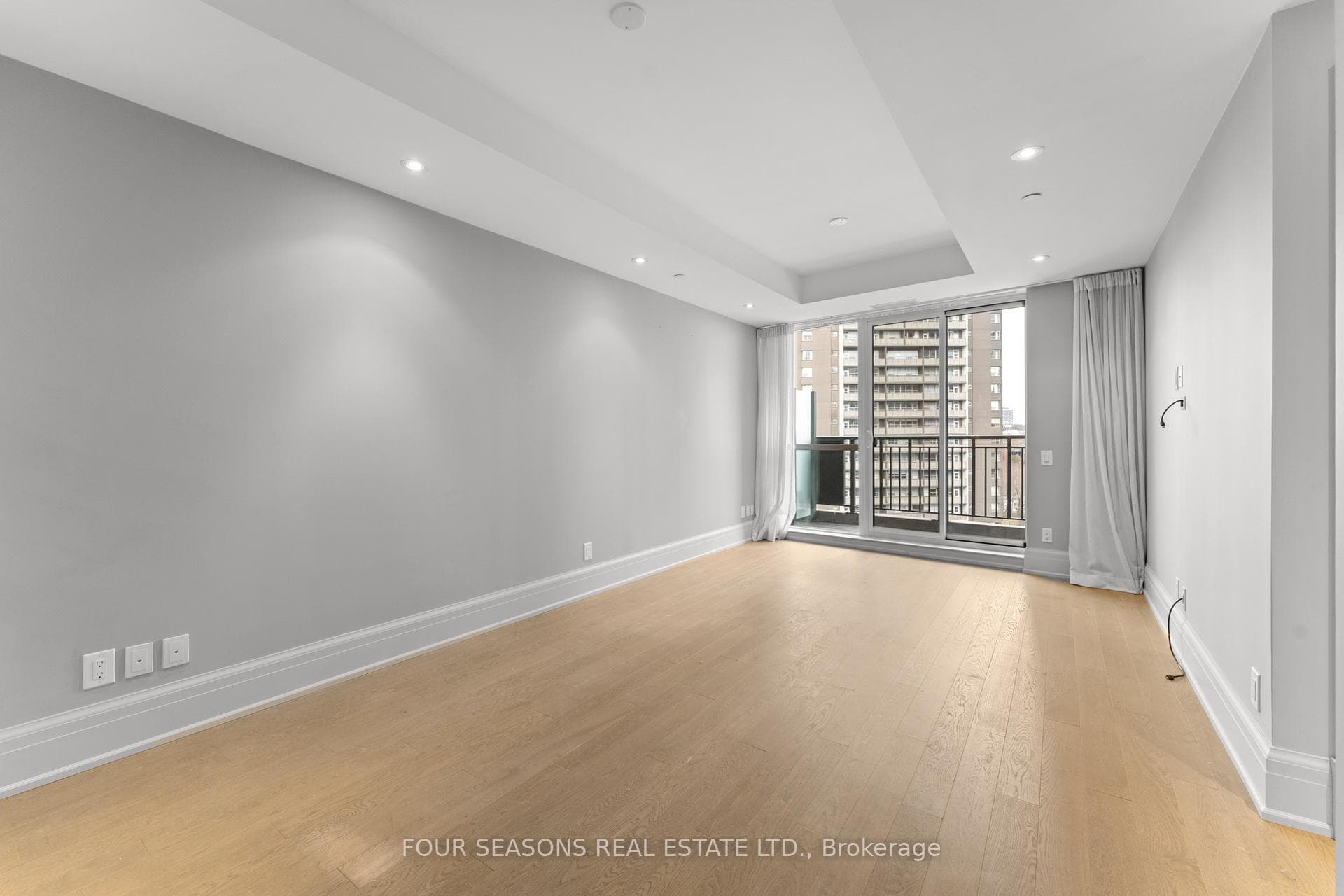 181 Davenport Road Unit 507 photo 3
