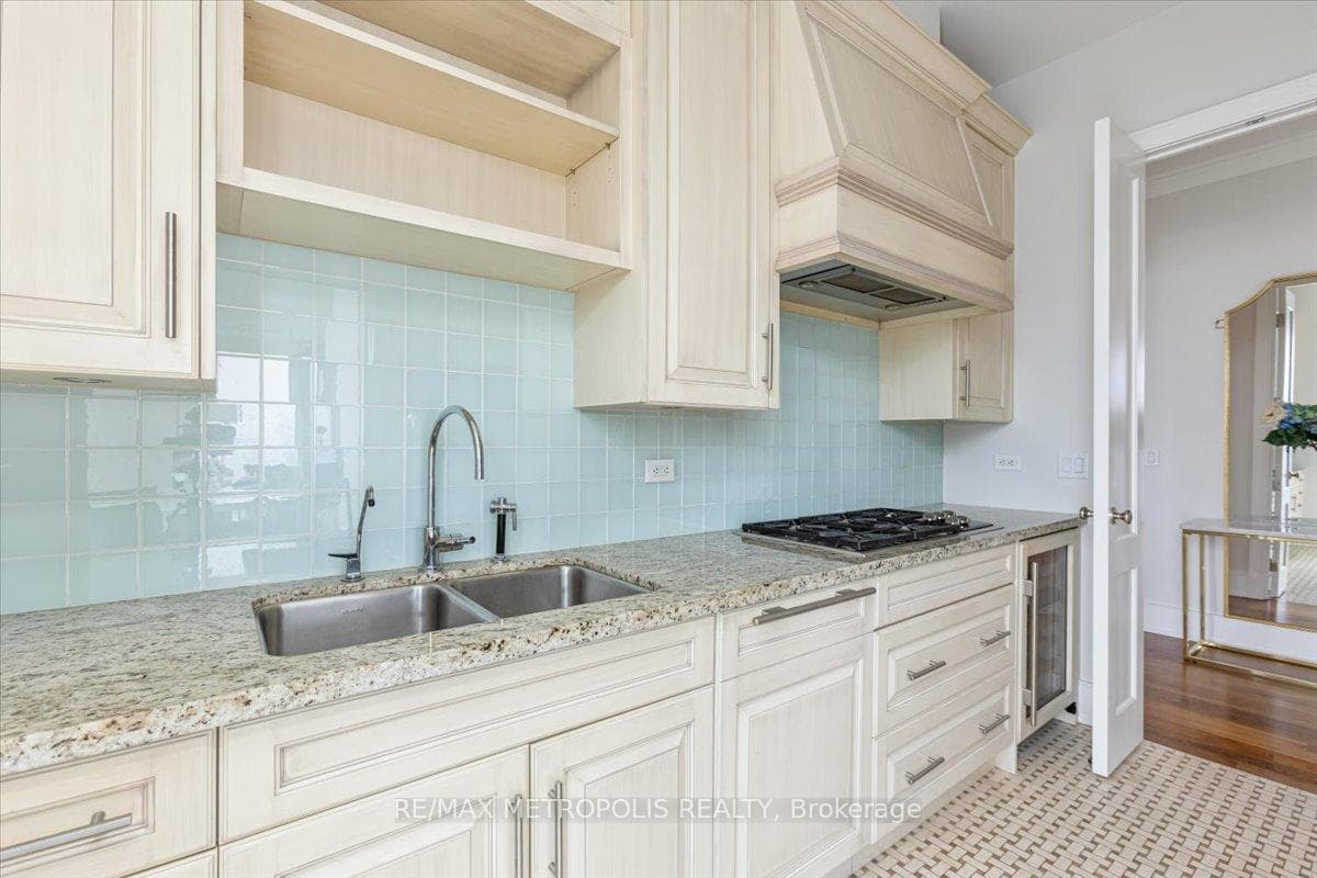 183 Wellington Street Unit 2701 photo 4