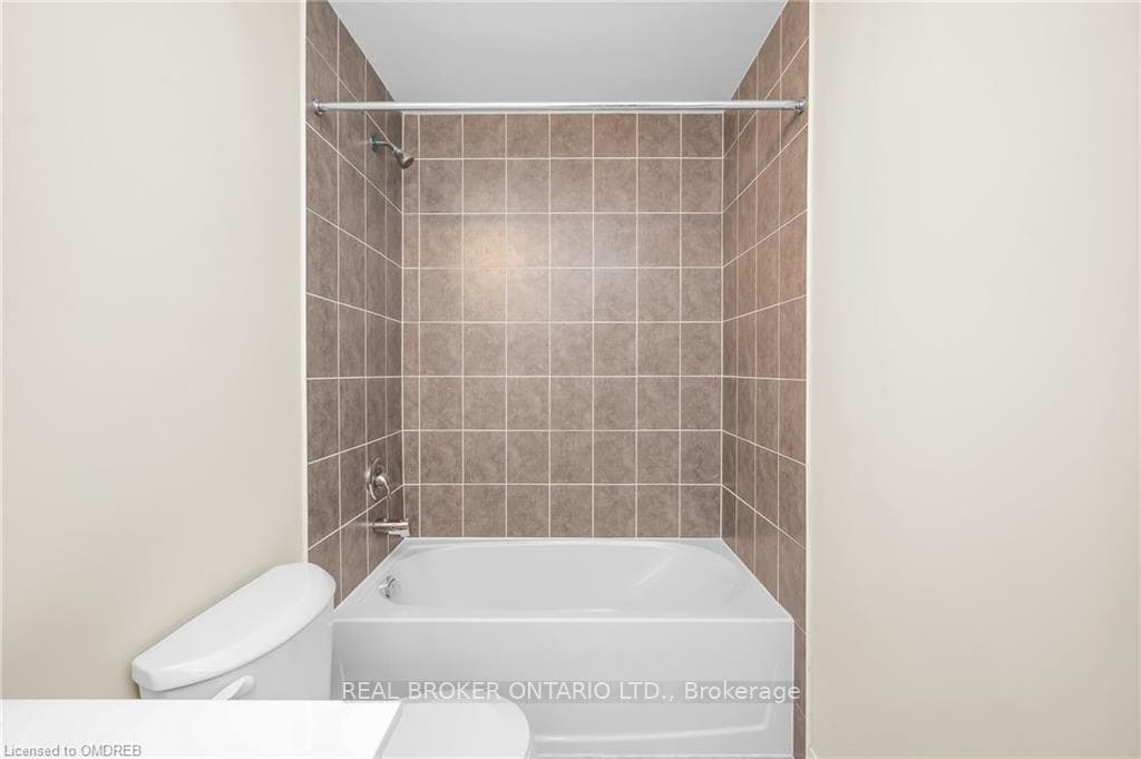 Bth w/tiled shower/bath & toilet