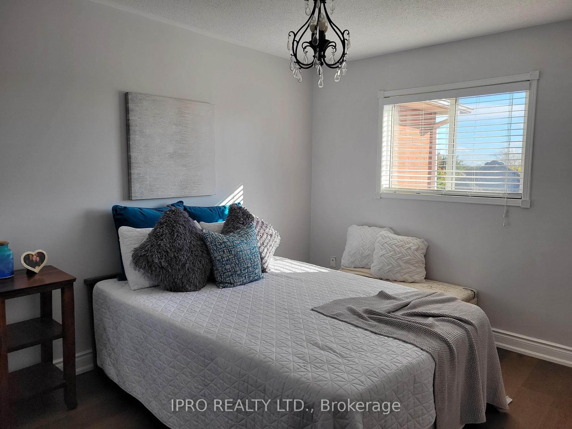 249 Warner Crescent photo 8