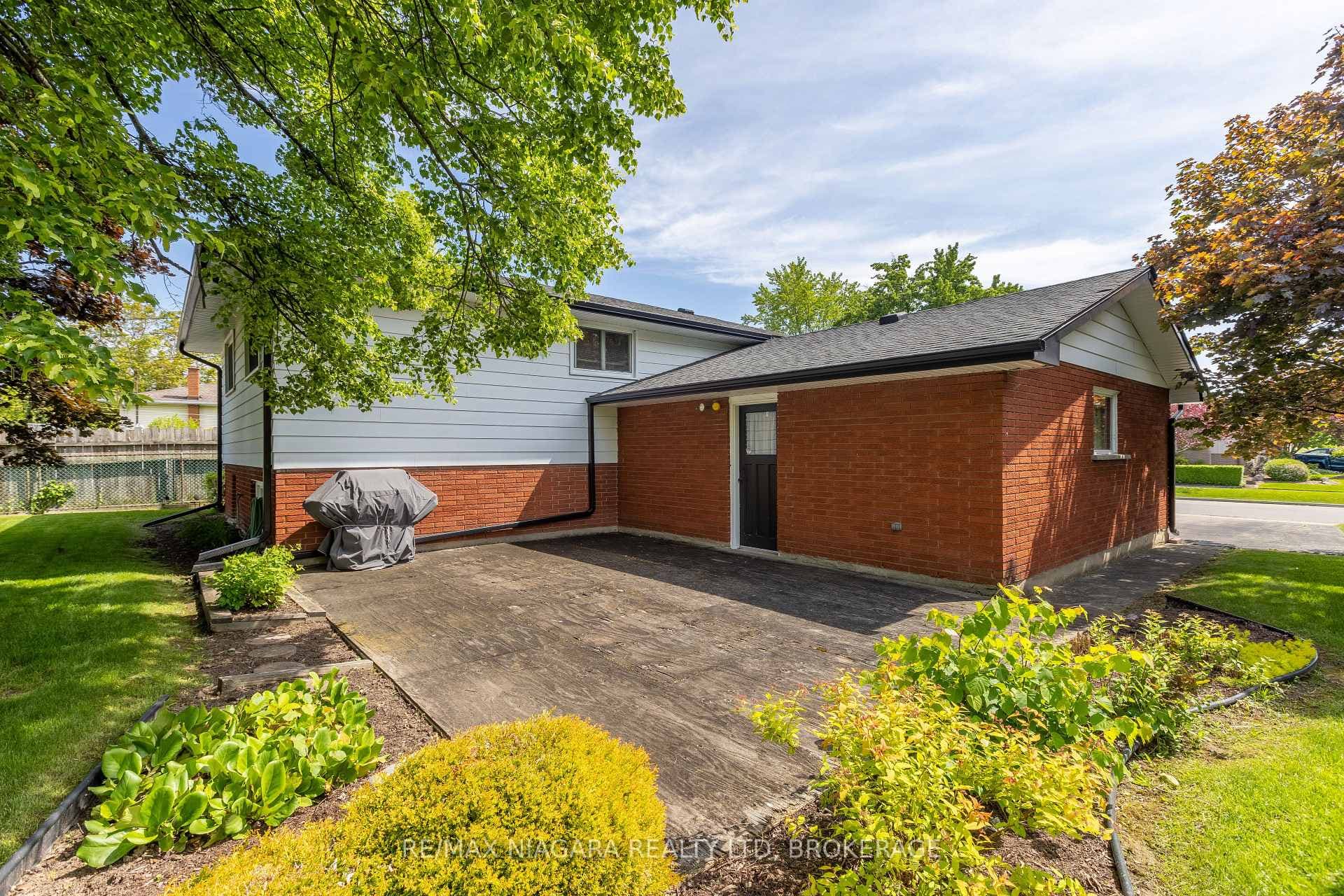 82 Westwood Crescent photo 27