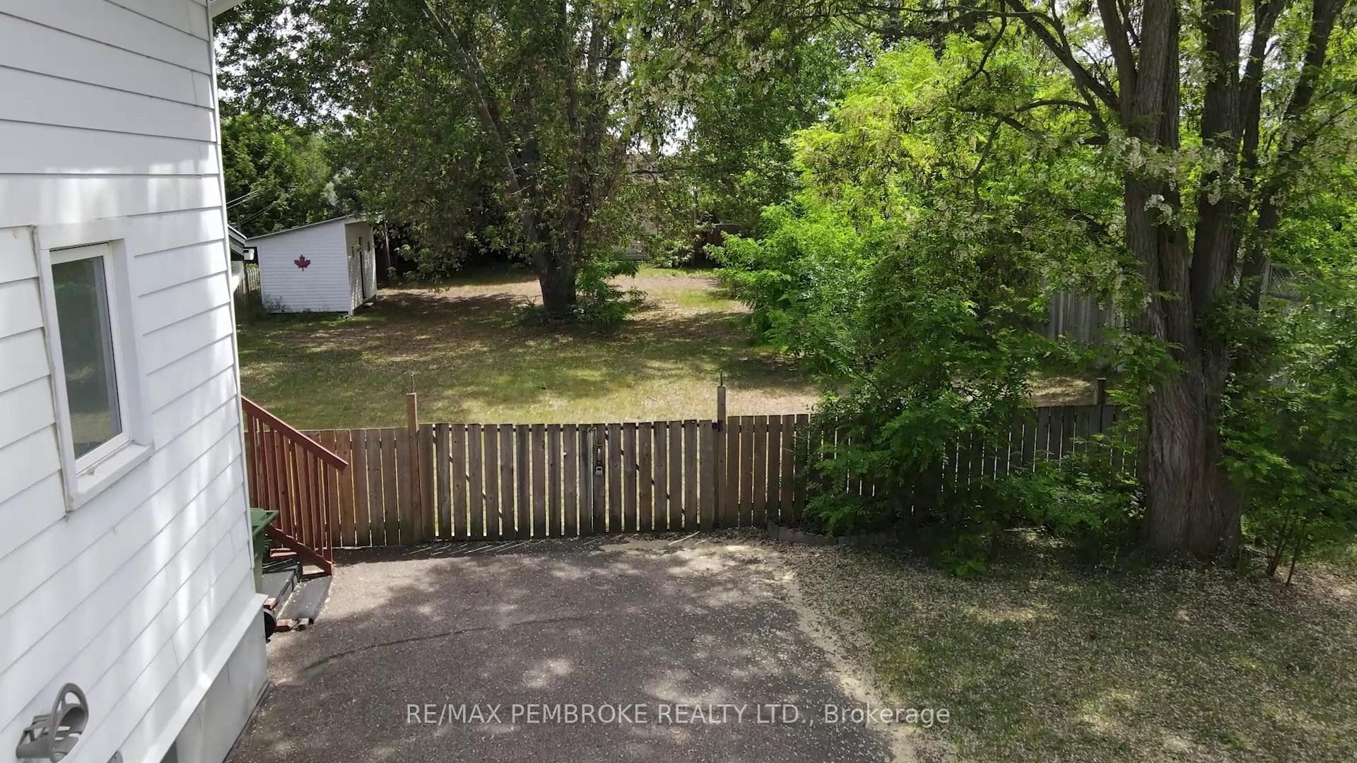 566 Perth Street photo 4