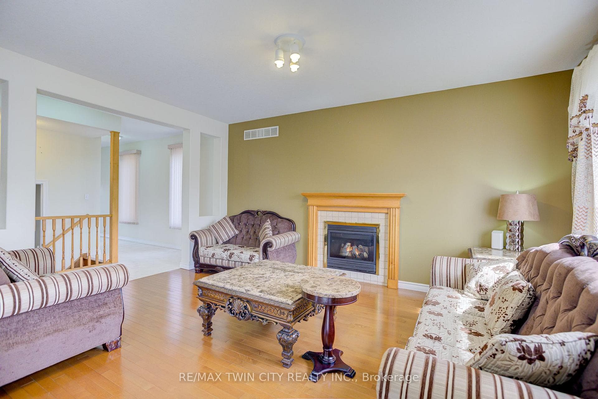 106 Country Clair Street photo 7