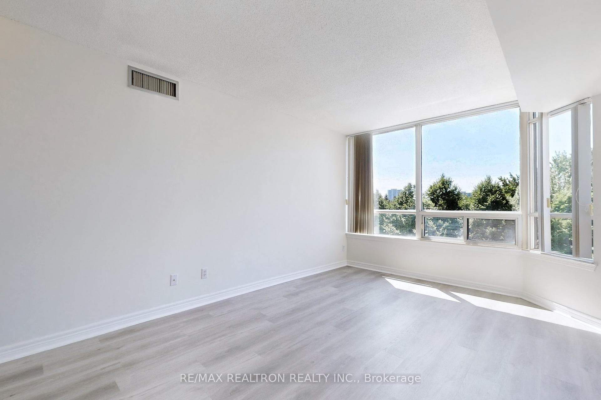 1131 Steeles Avenue Unit 407 photo 16