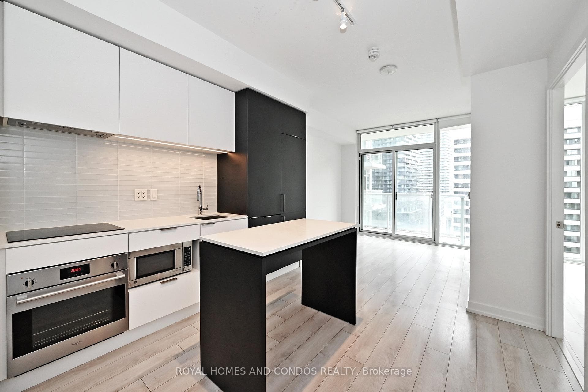 33 Helendale Avenue Unit 913 photo 4