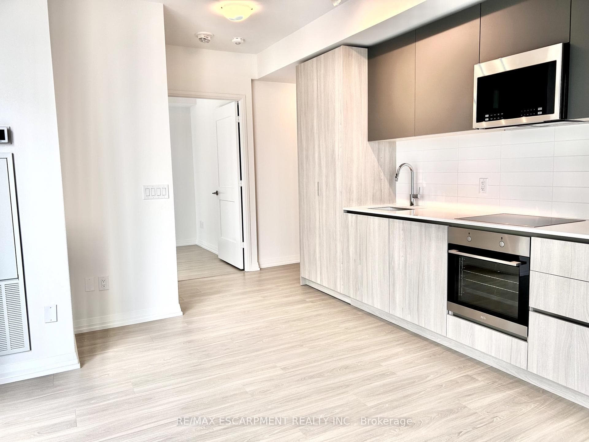 8 Widmer Street Unit 3203 photo 3