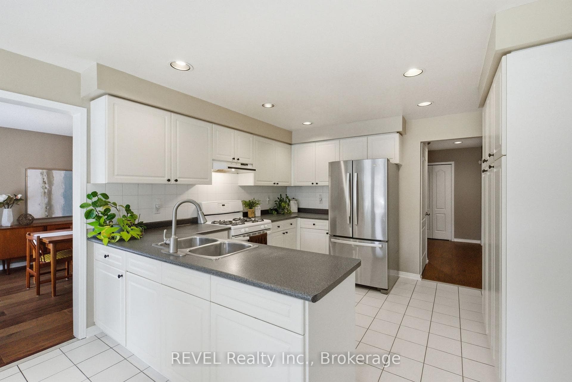 150 Fallingbrook Street photo 11
