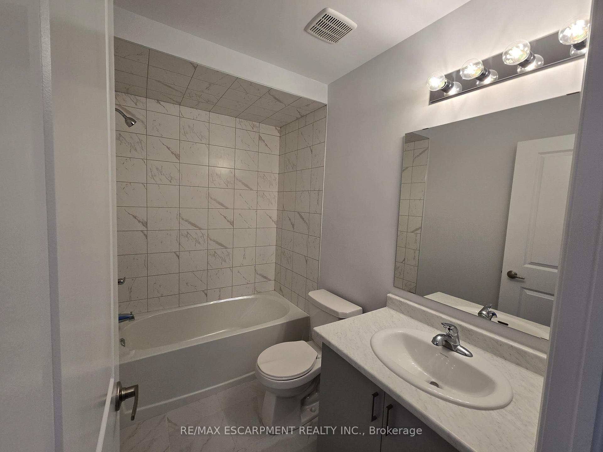 205 Thames Way Unit 5 photo 16