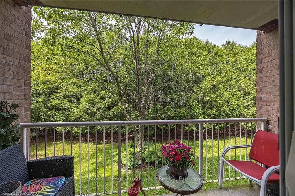 580 ARMSTRONG Road Unit 202 photo 21