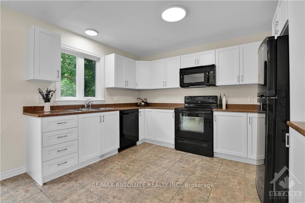 205 HERBERT Street photo 9