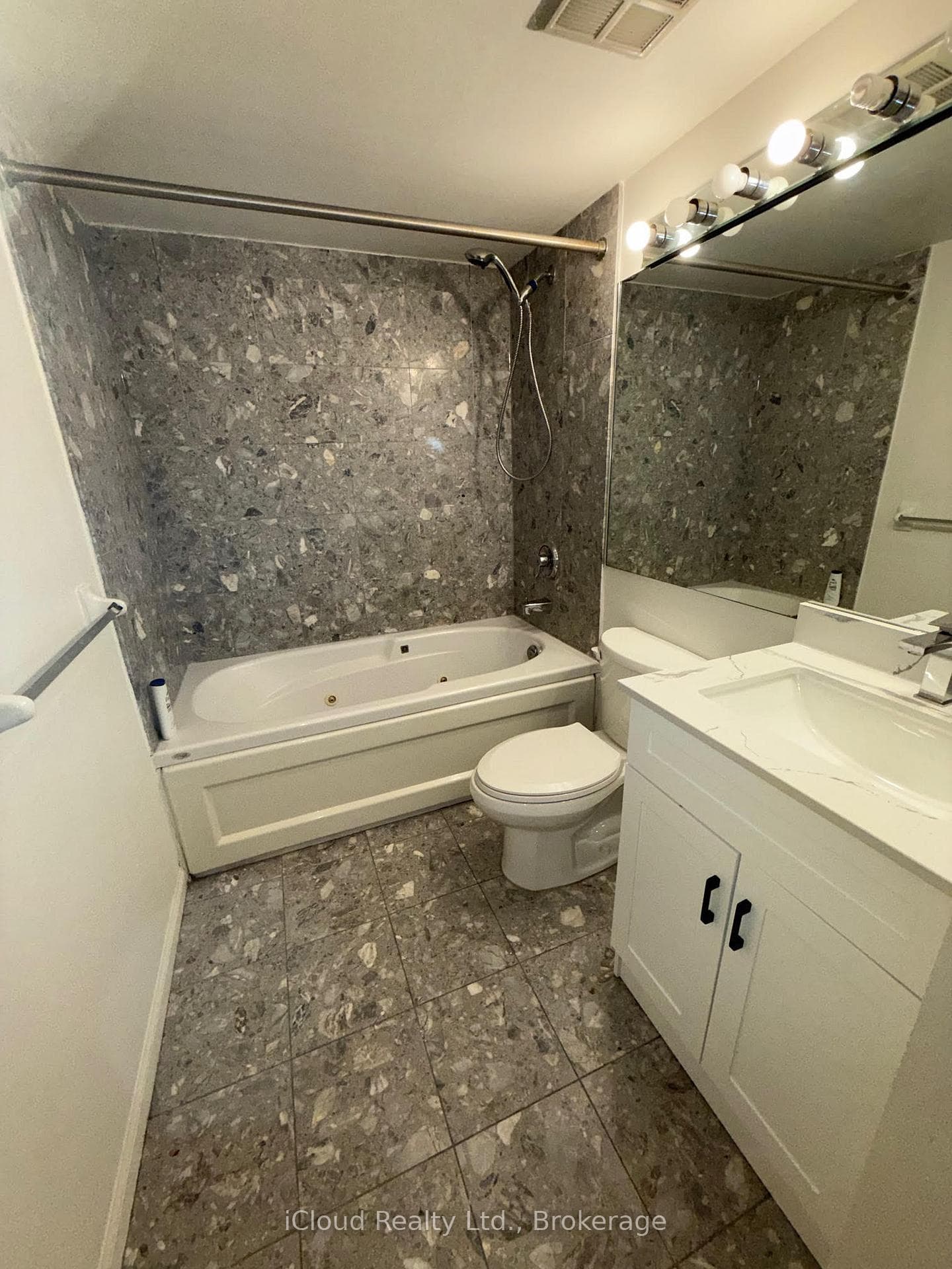 7 Carlton Street Unit 1707 photo 18