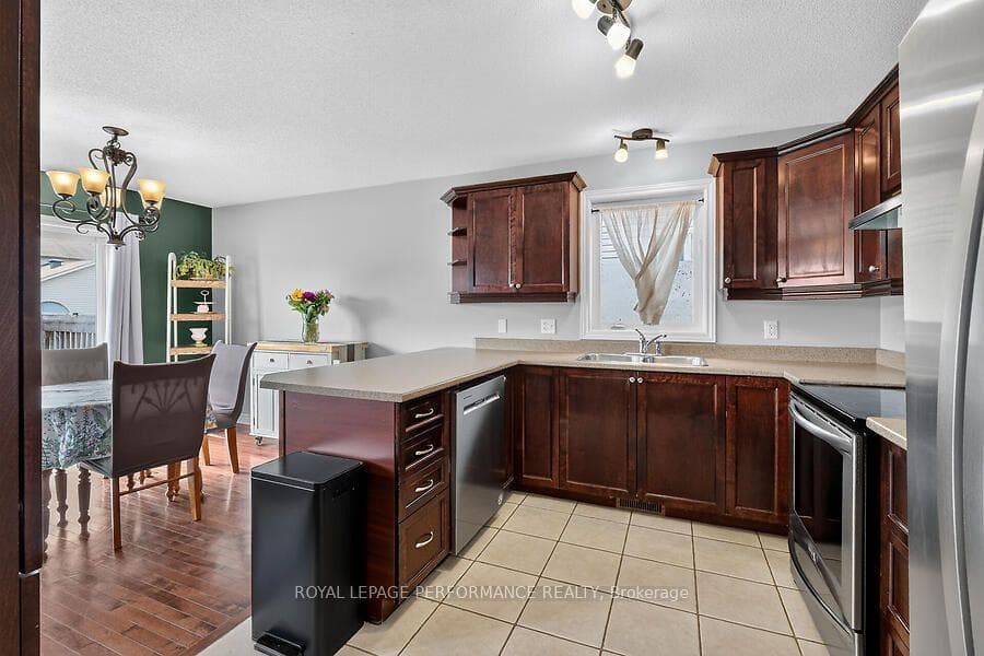 266 Mica Crescent photo 10