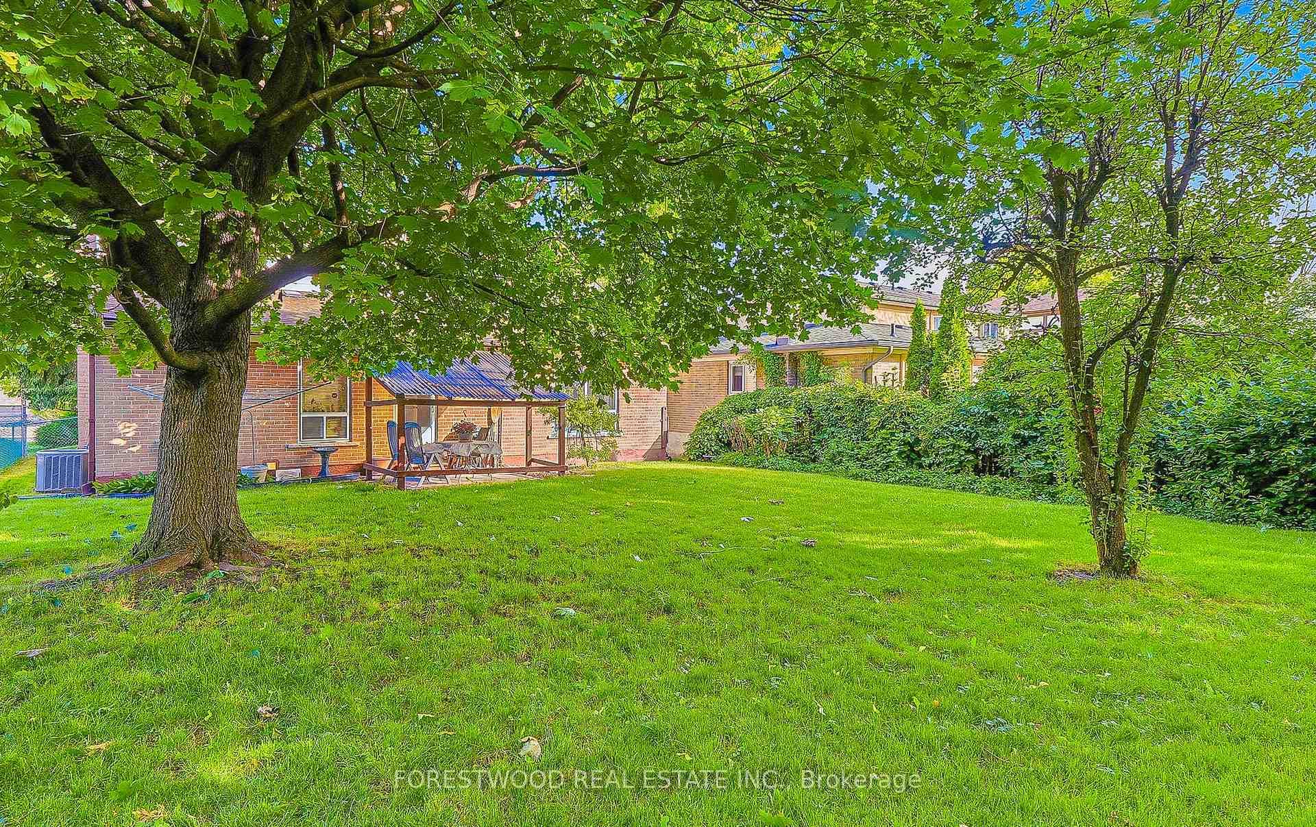 523 Hyacinthe Boulevard photo 40