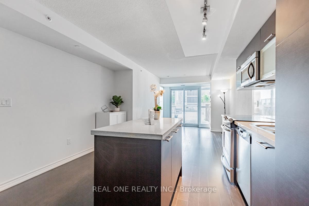 386 Yonge Street Unit 1408 photo 5
