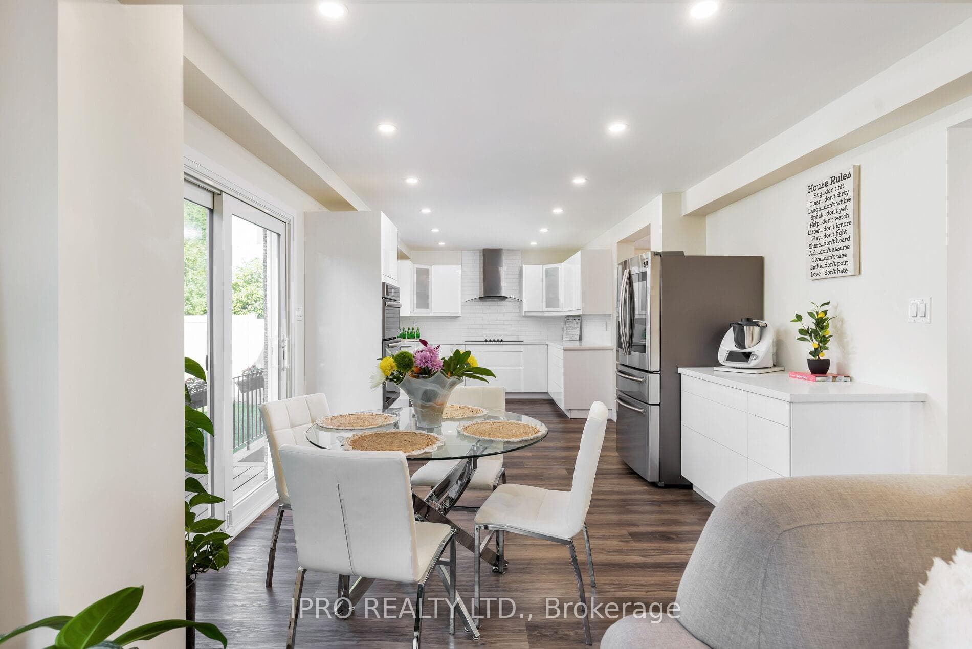 Large Modern Kitchen with Breakfast Nook