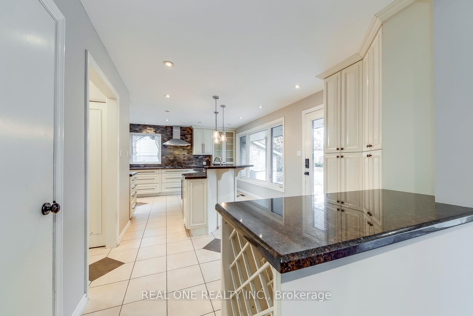 120 Blyth Crescent photo 12