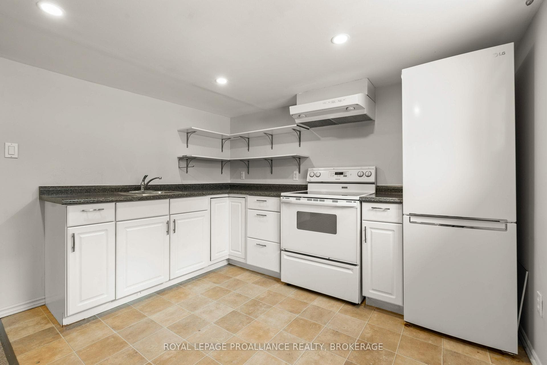 172 Carruthers Avenue photo 32