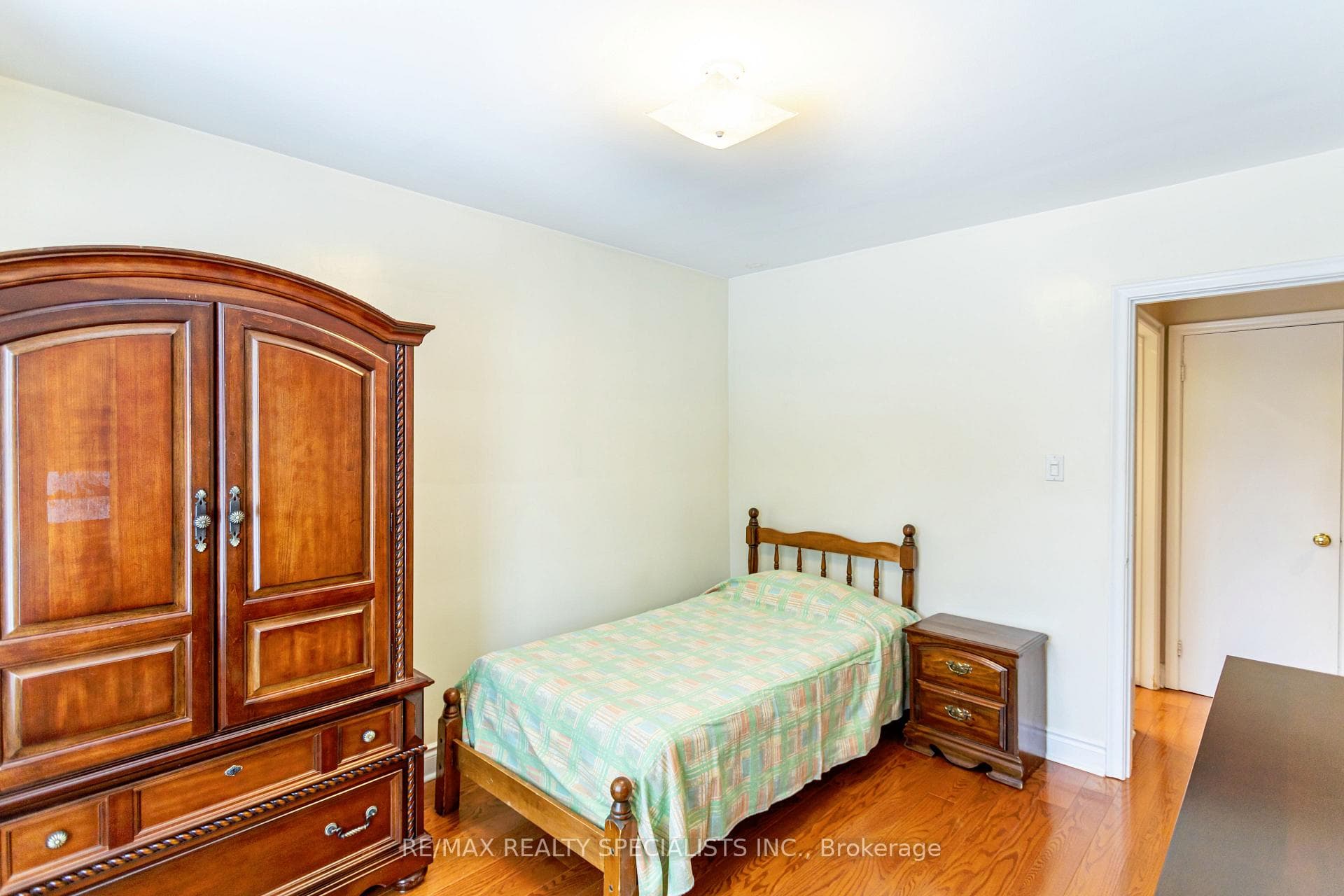 81 Acton Avenue photo 25