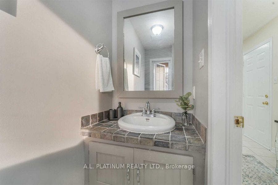 25 Laurendale Avenue photo 6