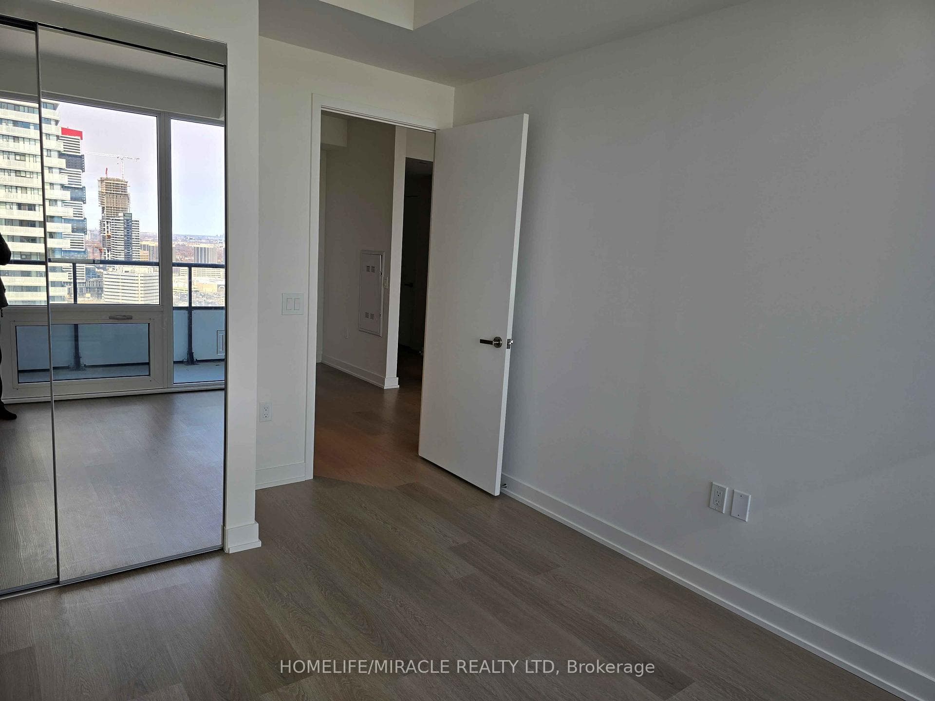 448 Burnhamthorpe Road Unit 2606 photo 12