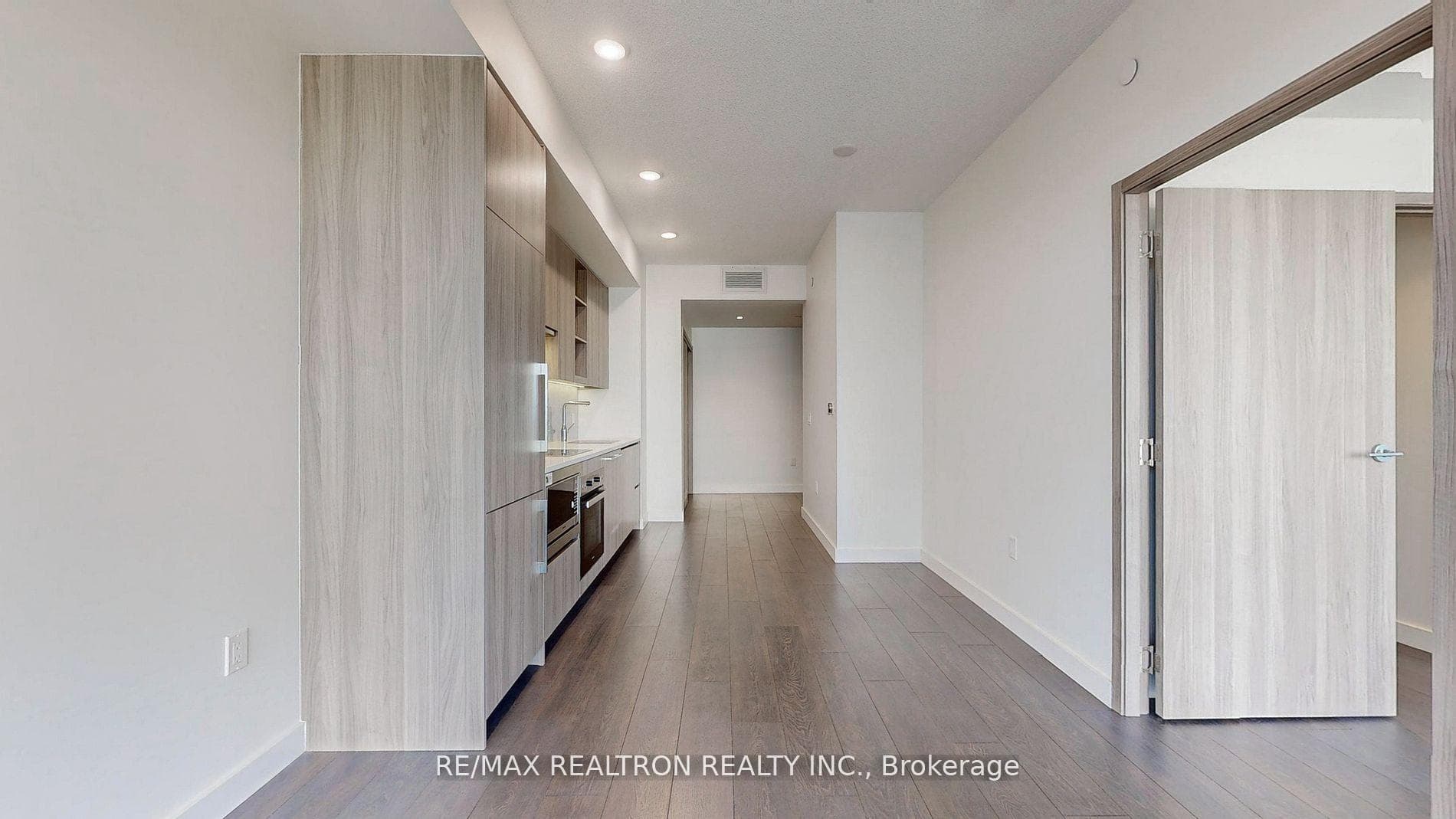 95 Mcmahon Drive Unit 2015 photo 13