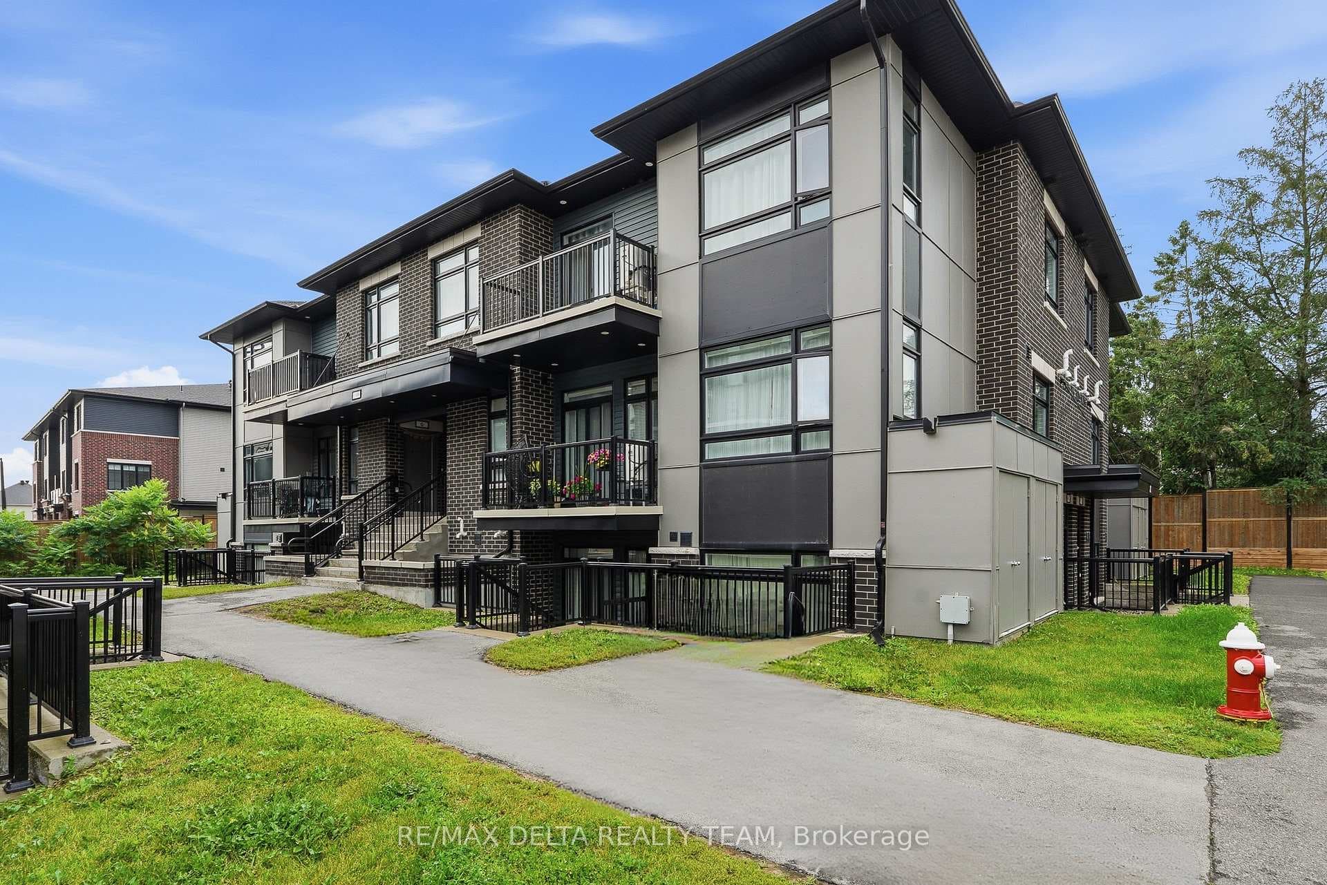 400 Rolling Meadow Crescent Unit B photo 1